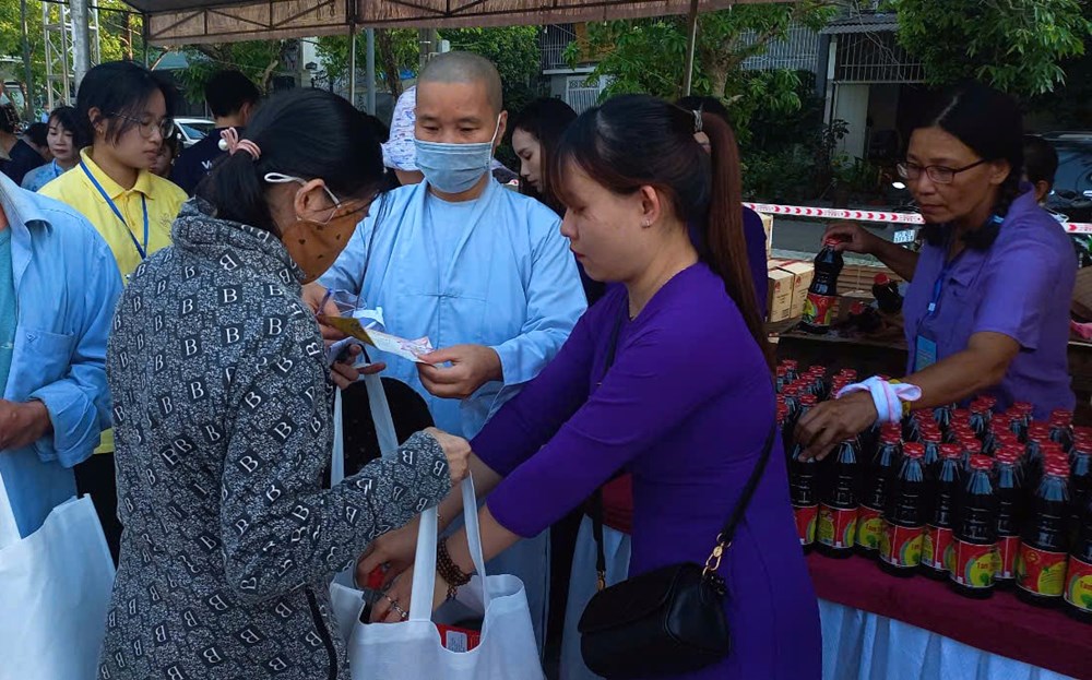 “Phiên chợ 0 đồng” hỗ trợ 1.000 hộ dân khó khăn tại Huế - ảnh 1