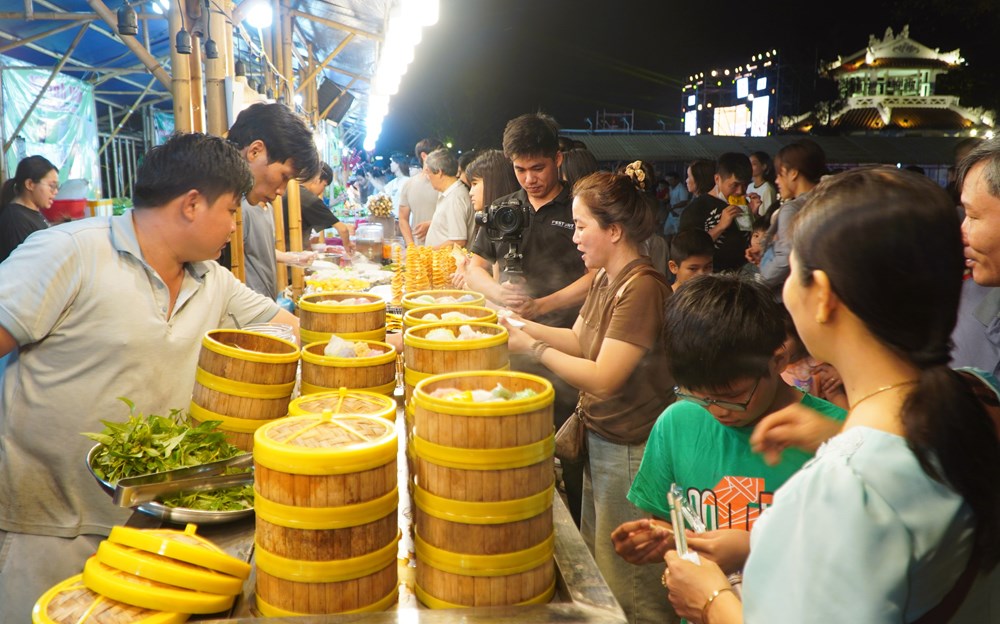 Huế đón 351.000 du khách trong kỳ nghỉ lễ - ảnh 2
