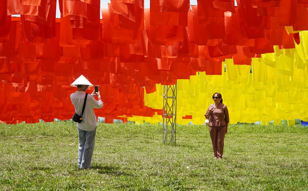 Thành phố Huế rực rỡ cờ hoa mừng Lễ Phật đản - ảnh 7