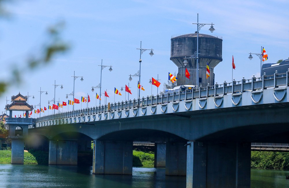 Thành phố Huế rực rỡ cờ hoa mừng Lễ Phật đản - ảnh 9
