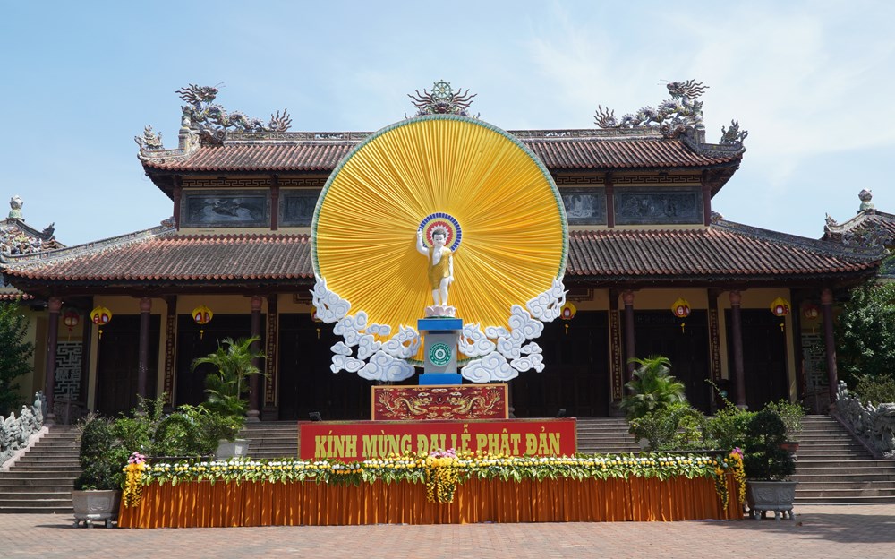 Thành phố Huế rực rỡ cờ hoa mừng Lễ Phật đản - ảnh 1