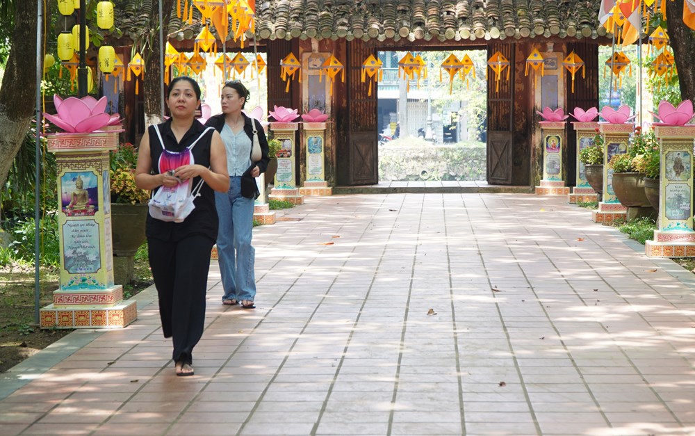 Thành phố Huế rực rỡ cờ hoa mừng Lễ Phật đản - ảnh 4