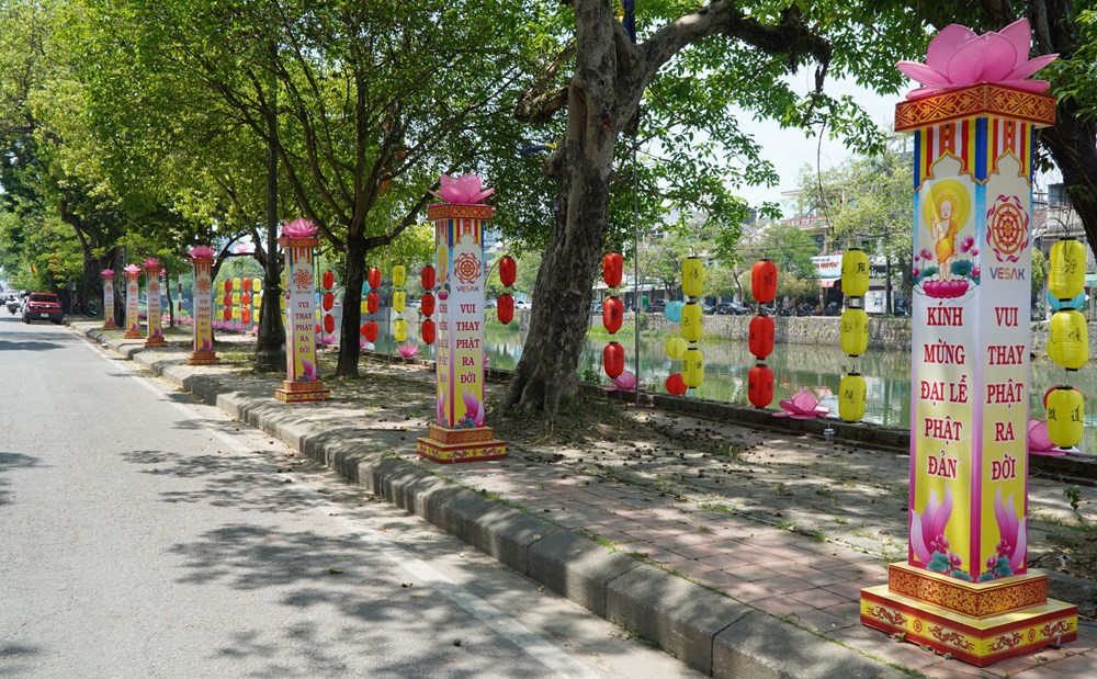 Thành phố Huế rực rỡ cờ hoa mừng Lễ Phật đản - ảnh 8