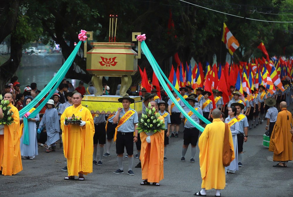 Hàng nghìn người tham gia lễ rước Phật tại Huế - ảnh 3