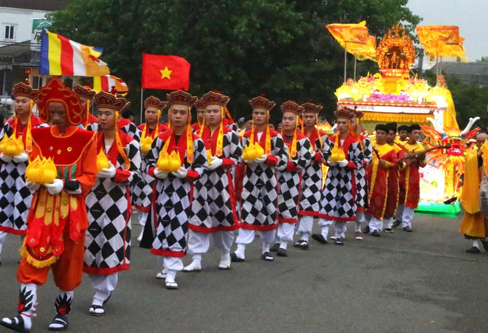 Hàng nghìn người tham gia lễ rước Phật tại Huế - ảnh 4