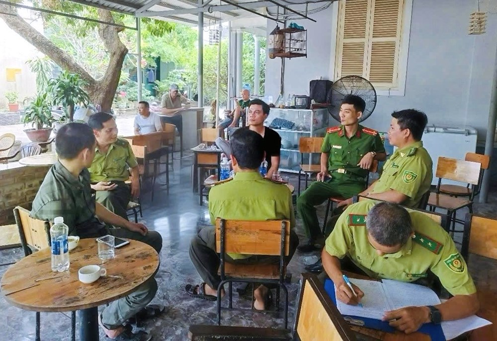 Đi uống cà phê nếu mang theo chim phải chứng minh nguồn gốc - ảnh 1