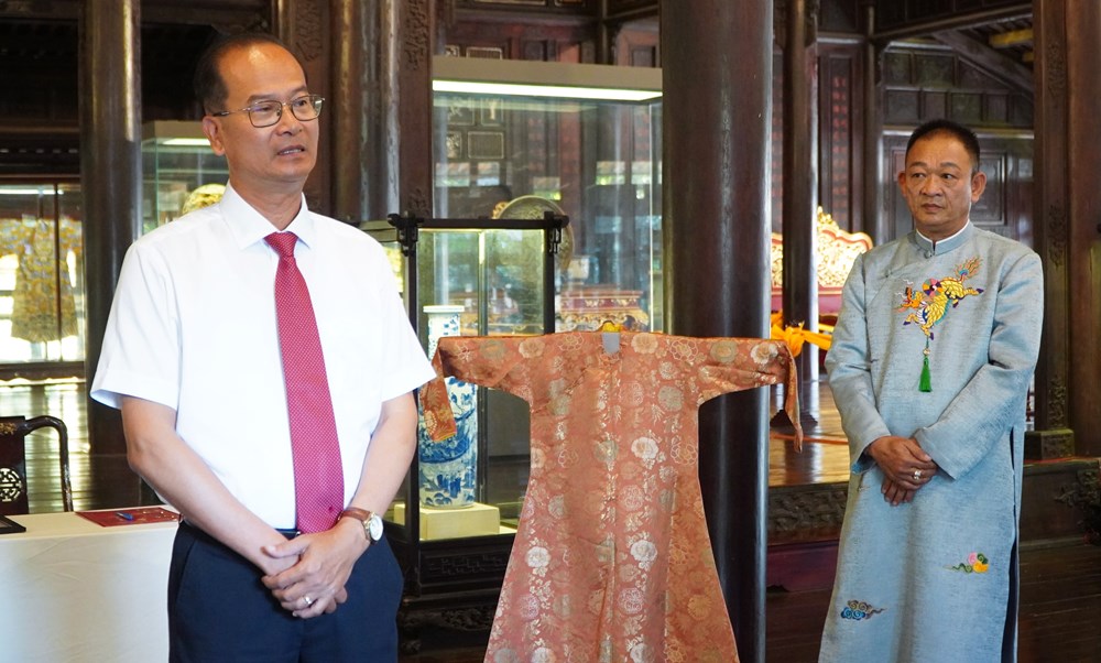  Huế tiếp nhận 2 chiếc áo của Hoàng thái hậu cuối cùng triều Nguyễn - ảnh 2