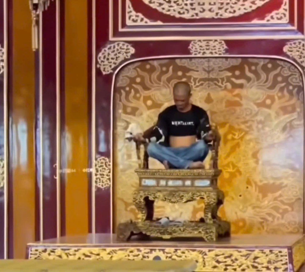 Người đàn ông xâm hại bảo vật quốc gia Ngai vàng triều Nguyễn ở Đại Nội Huế - ảnh 1