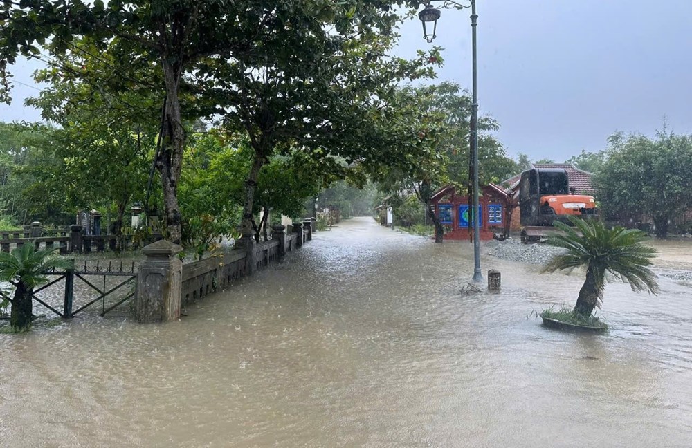 Mưa lớn giữa mùa hè, nhiều nơi ở Huế đang bị ngập lụt - ảnh 1