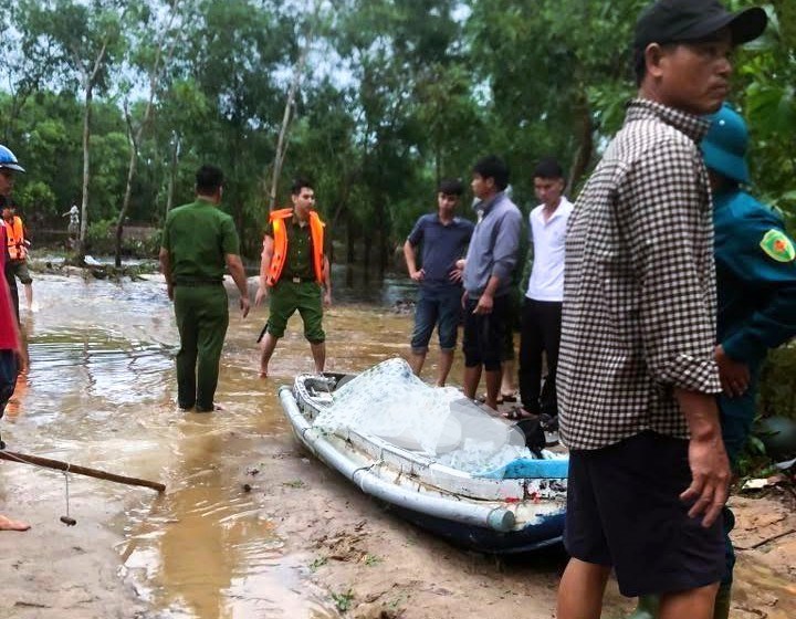 Đi đánh cá giữa ruộng, 2 anh em ruột bị nước lũ cuốn tử vong - ảnh 1