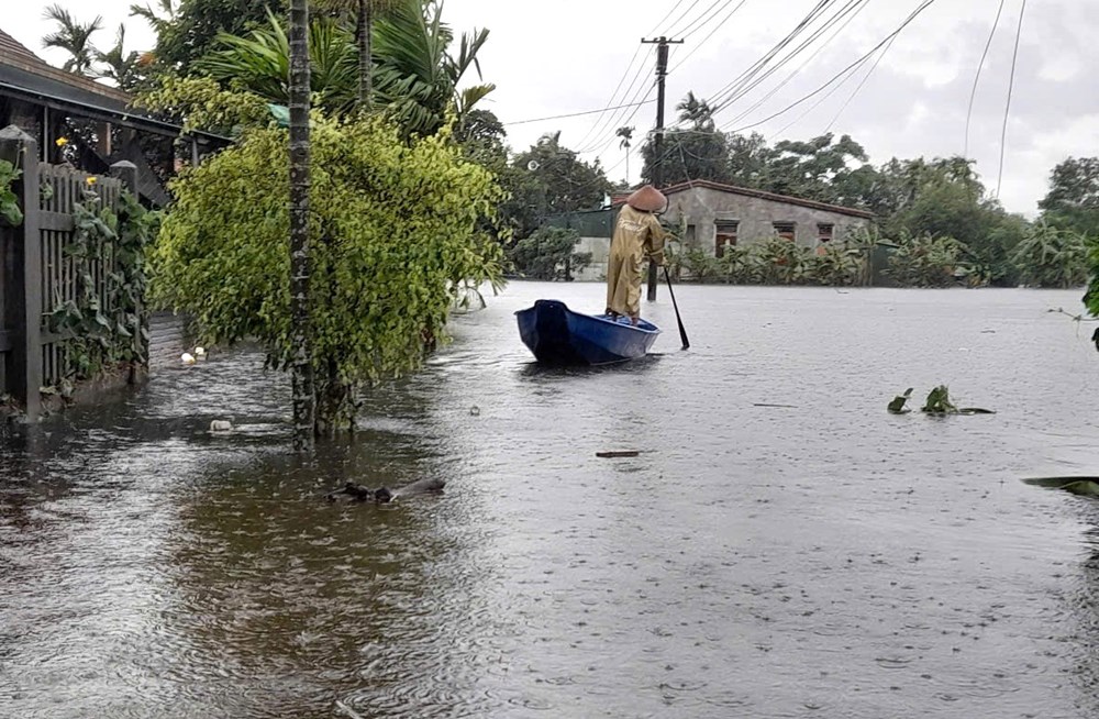 Lật thuyền giữa nước lũ, 2 người đàn ông tử vong - ảnh 1