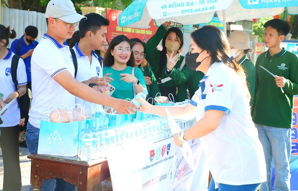 “Tiếp sức” cho thí sinh trước buổi thi môn Ngữ văn - ảnh 5
