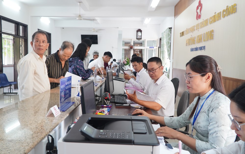 Tăng cường nhân lực hướng dẫn cho người dân trong ngày đầu vận hành chính quyền 2 cấp - ảnh 1