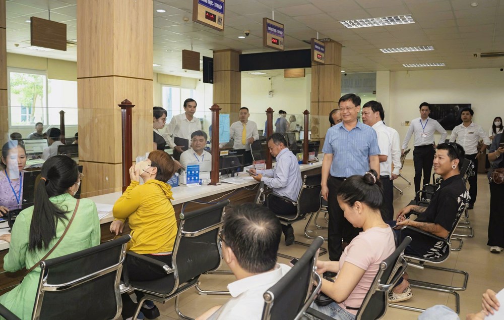 Tăng cường nhân lực hướng dẫn cho người dân trong ngày đầu vận hành chính quyền 2 cấp - ảnh 4