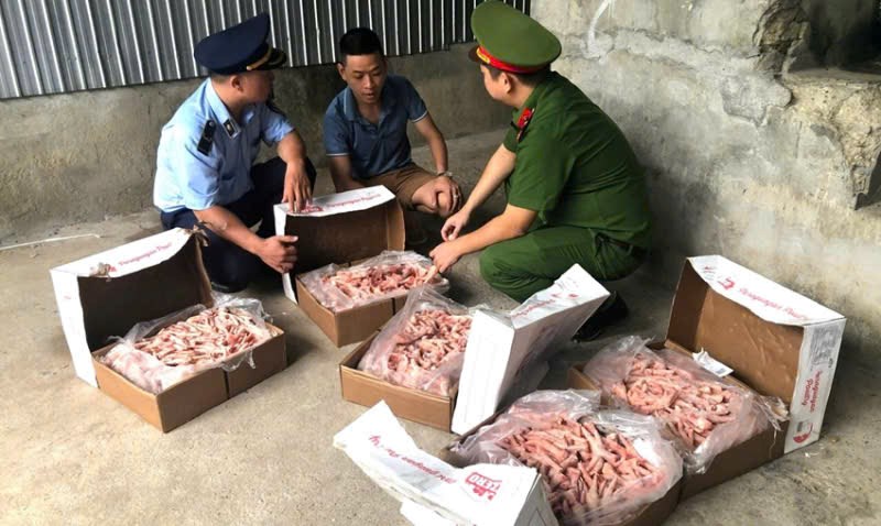 Tiêu hủy 1 tấn chân gà đông lạnh không rõ nguồn gốc - ảnh 1