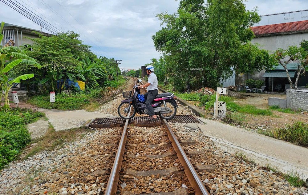 Rào đóng nhiều lối đi tự mở ngang qua đường sắt ở thành phố Huế - ảnh 2
