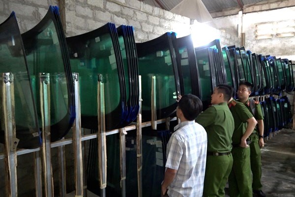 Xử phạt 6 đối tượng làm giả kính ô tô các hãng nổi tiếng - ảnh 2