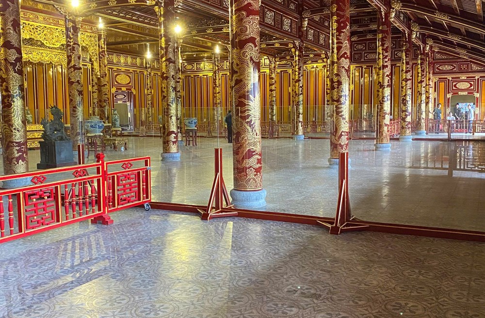 Lắp hàng rào kính cường lực và phân luồng lại tại di tích điện Thái Hòa - ảnh 1