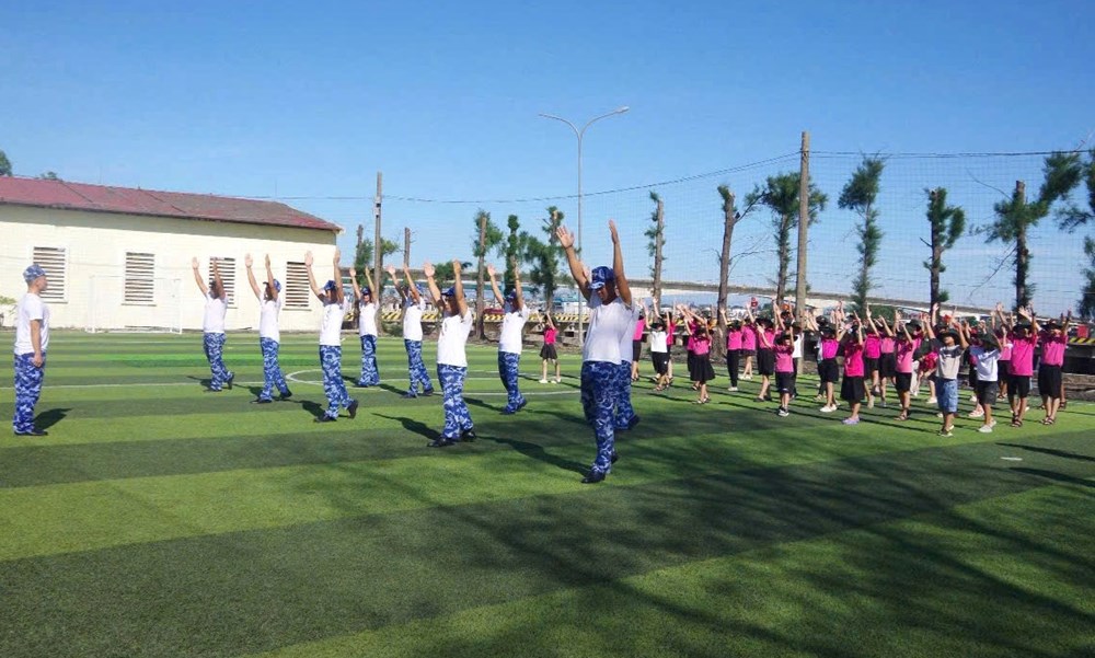Học sinh trải nghiệm môi trường quân đội tại Hải đội 202 Cảnh sát biển - ảnh 1