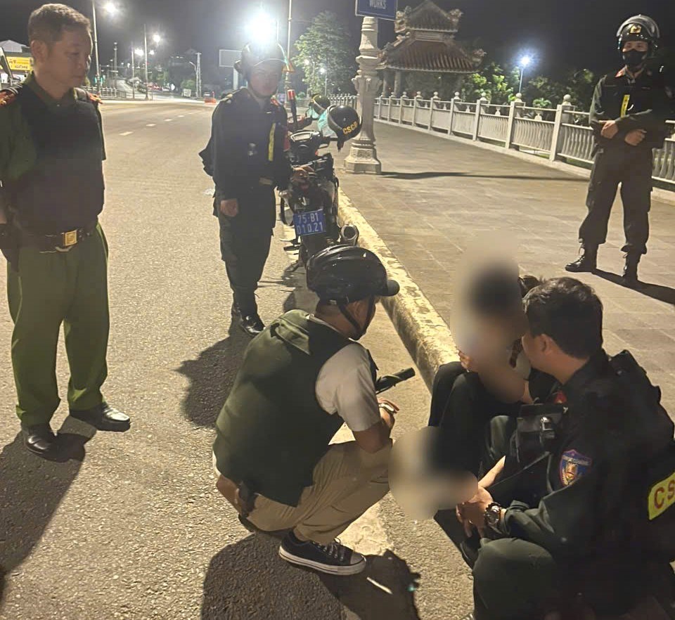 Cảnh sát cơ động kịp thời ngăn chặn một vụ nhảy cầu tự tử - ảnh 1