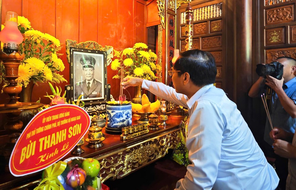Phó Thủ tướng Bùi Thanh Sơn dâng hương tưởng niệm Đại tướng Lê Đức Anh  - ảnh 1