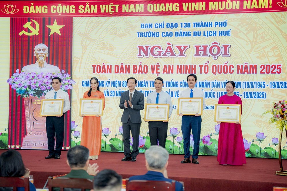 Phó Thủ tướng Thường trực dự Ngày hội Toàn dân bảo vệ an ninh Tổ quốc tại Huế - ảnh 3
