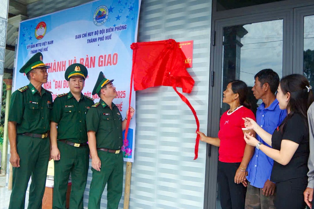 Huế: Bàn giao 4 nhà Đại đoàn kết cho hộ nghèo ở biên giới - ảnh 1