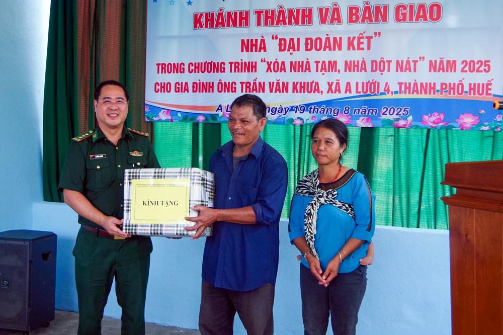 Huế: Bàn giao 4 nhà Đại đoàn kết cho hộ nghèo ở biên giới - ảnh 2