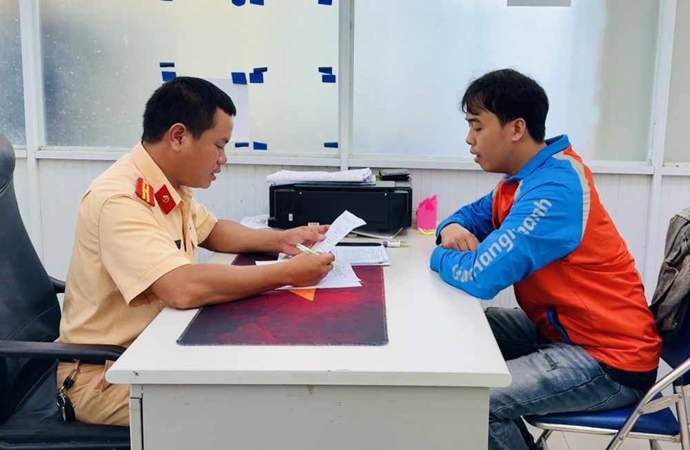 Xử lý thanh niên lái ô tô kéo theo xe tự chế để quay video đăng tiktok - ảnh 1