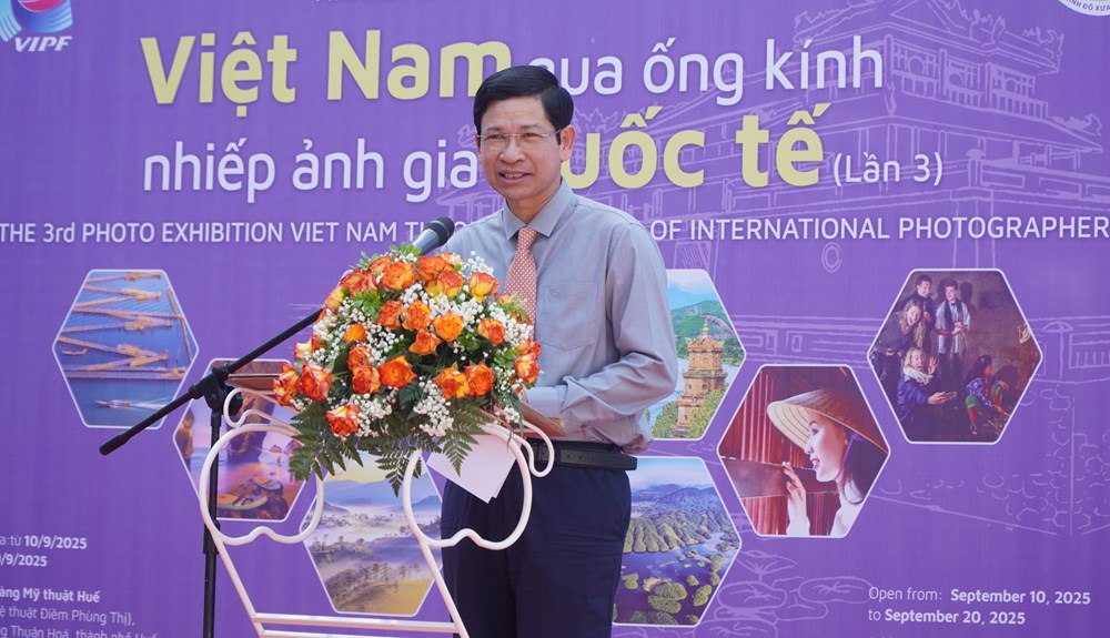 Trao giải và khai mạc triển lãm “Việt Nam qua ống kính của nhiếp ảnh gia quốc tế” - ảnh 1