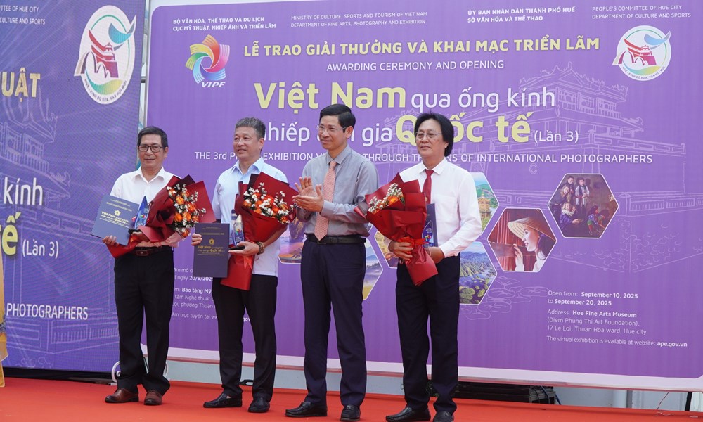 Trao giải và khai mạc triển lãm “Việt Nam qua ống kính của nhiếp ảnh gia quốc tế” - ảnh 2