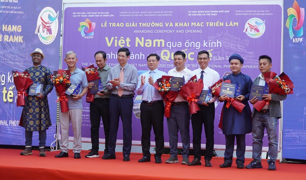 Trao giải và khai mạc triển lãm “Việt Nam qua ống kính của nhiếp ảnh gia quốc tế” - ảnh 3