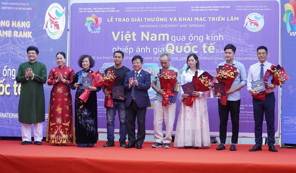 Trao giải và khai mạc triển lãm “Việt Nam qua ống kính của nhiếp ảnh gia quốc tế” - ảnh 4