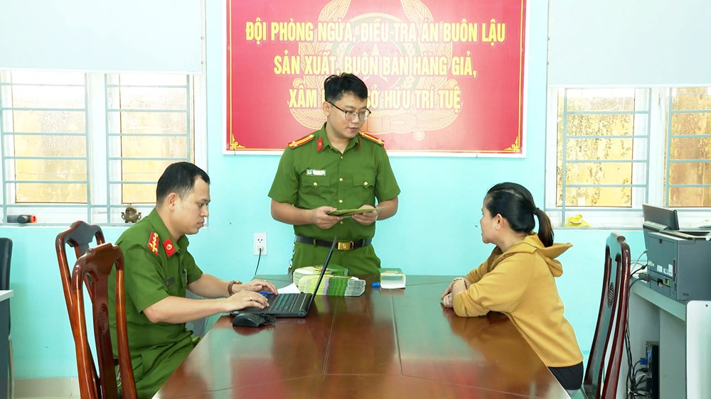 Huế: Khởi tố 3 đối tượng sản xuất dầu gội giả thương hiệu độc quyền - ảnh 1