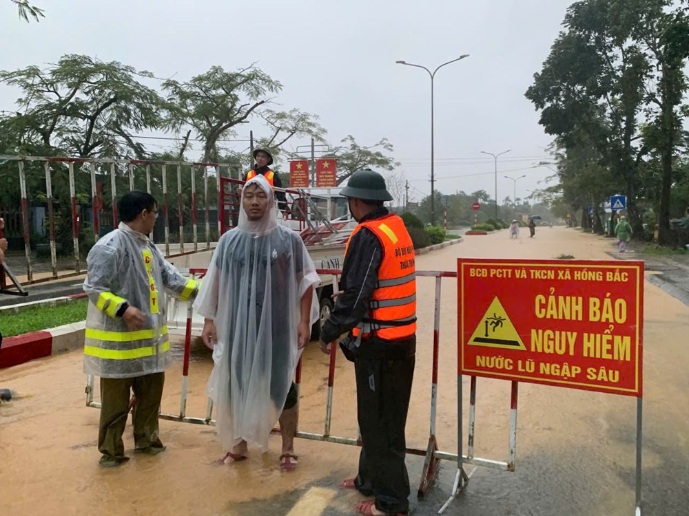 Huế yêu cầu người dân hạn chế ra đường, đã có hàng chục nhà bị tốc mái - ảnh 1