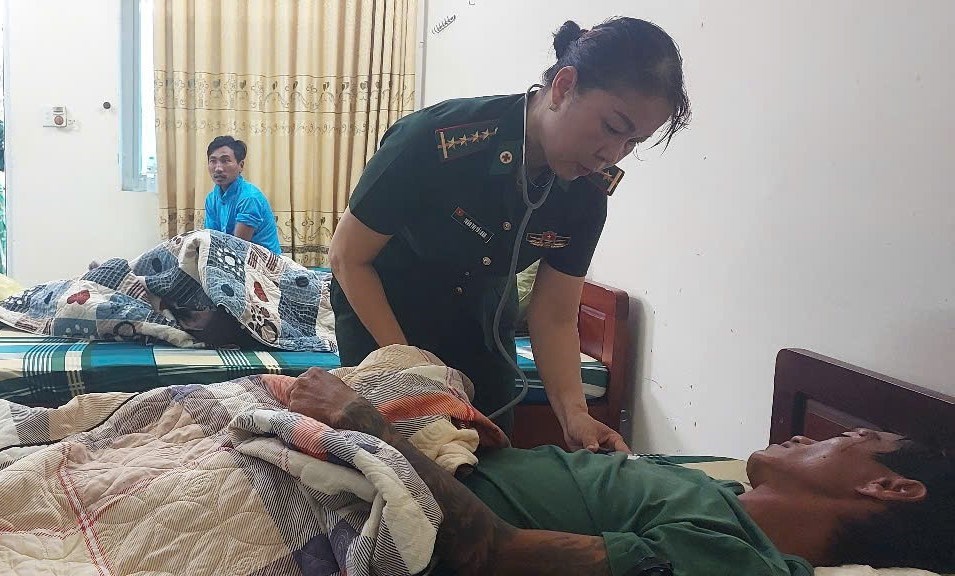 Đã cứu được 8 ngư dân trên tàu cá gặp nạn ở biển Cửa Việt - ảnh 2