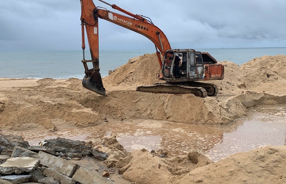 Thi công kè mềm gia cố khẩn cấp sạt lở bờ biển Thuận An - ảnh 1