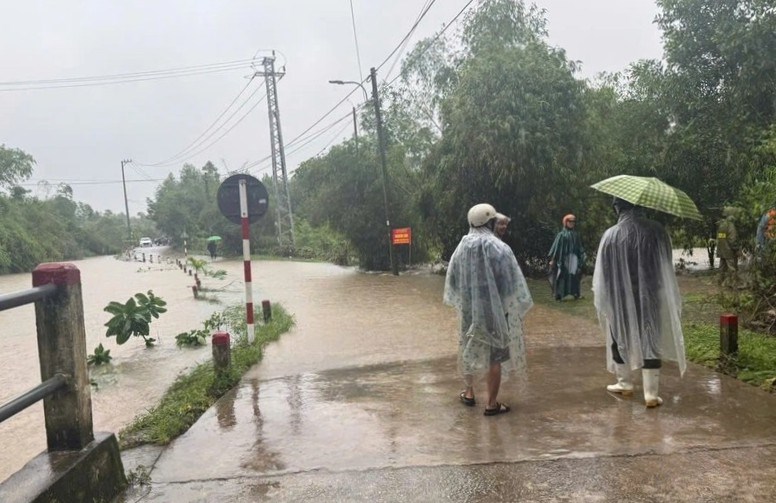 Huế: Nhiều trường tiếp tục “đóng cửa”, ô tô bị cuốn trôi khi vượt qua đường ngập - ảnh 2