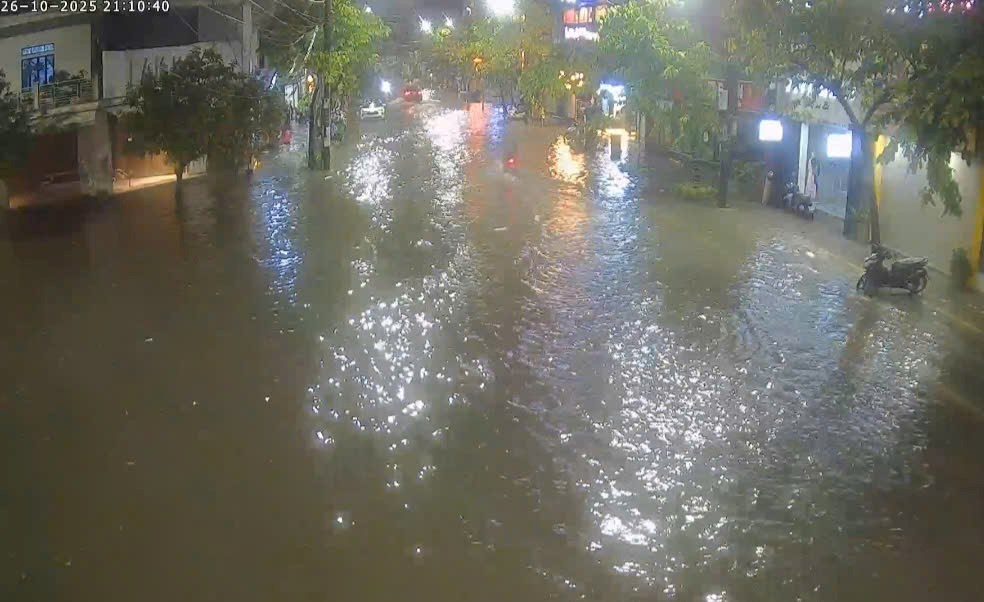 TP. Huế cho toàn bộ học sinh nghỉ học do mưa to, nhiều vùng ngập nặng - ảnh 1