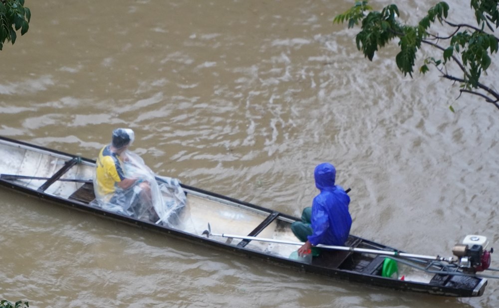 Sông Hương vượt báo động 3, nhiều nơi tại Huế phải di chuyển bằng ghe - ảnh 1