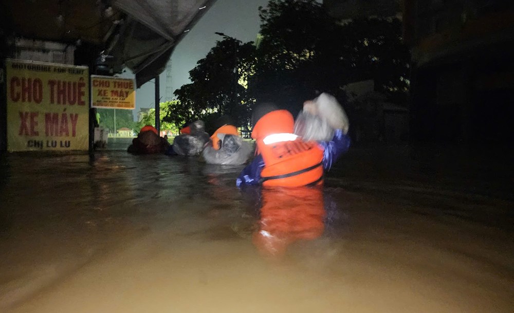 Quân đội, công an xuyên đêm hỗ trợ người dân vùng ngập lũ - ảnh 2