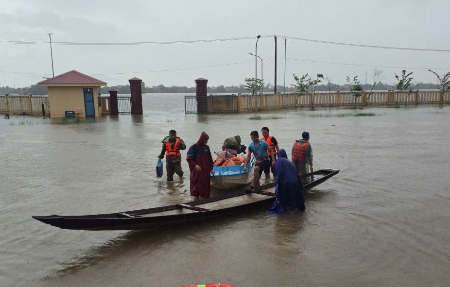 Kịp thời cứu hộ đoàn thiện nguyện bị lật ghe giữa nước lũ  - ảnh 1