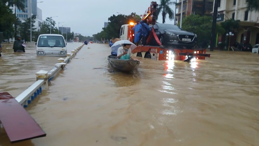 Đã có 2 người chết, 5 người mất tích trong mưa lũ tại Huế - ảnh 1