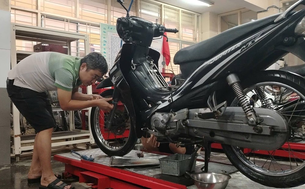 Sửa chữa xe máy bị ngập lụt cho người dân ở TP. Huế - ảnh 2