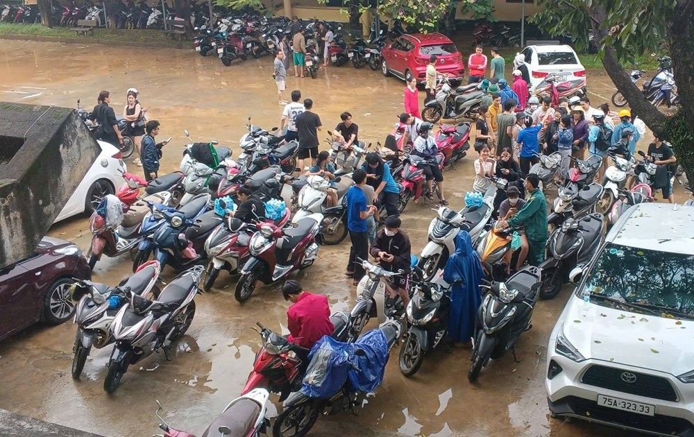 Sửa chữa xe máy bị ngập lụt cho người dân ở TP. Huế - ảnh 1