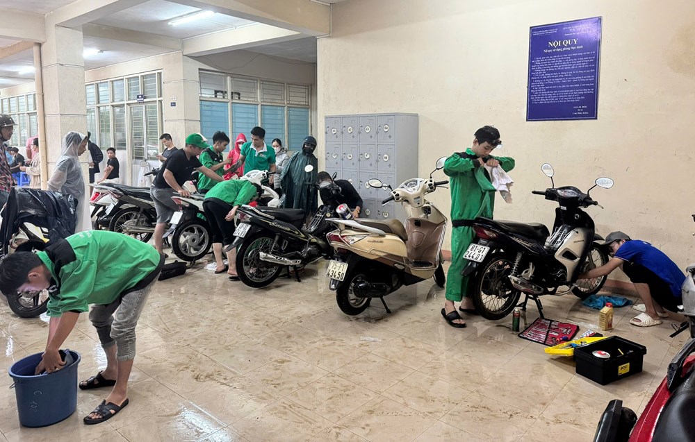 Sửa chữa xe máy bị ngập lụt cho người dân ở TP. Huế - ảnh 3