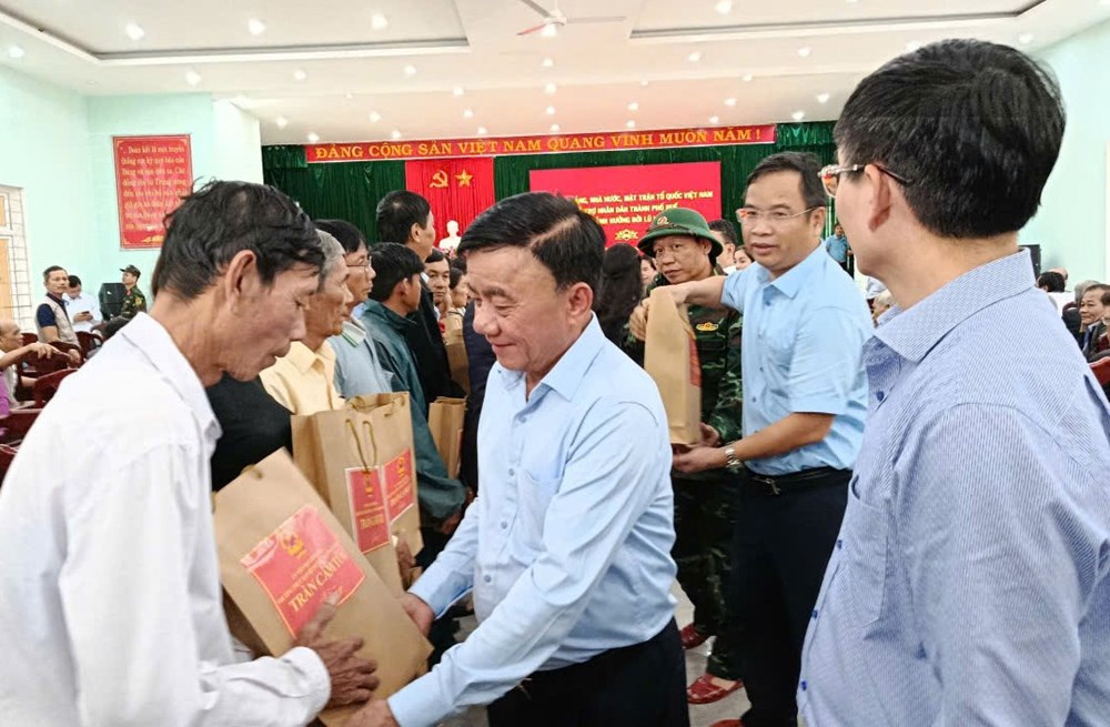 Thường trực Ban Bí thư thăm và tặng quà người dân vùng lũ tại Huế - ảnh 2