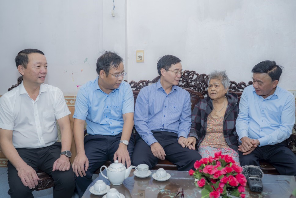 Thường trực Ban Bí thư thăm và tặng quà người dân vùng lũ tại Huế - ảnh 3