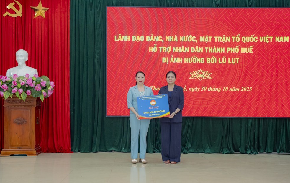 Thường trực Ban Bí thư thăm và tặng quà người dân vùng lũ tại Huế - ảnh 4