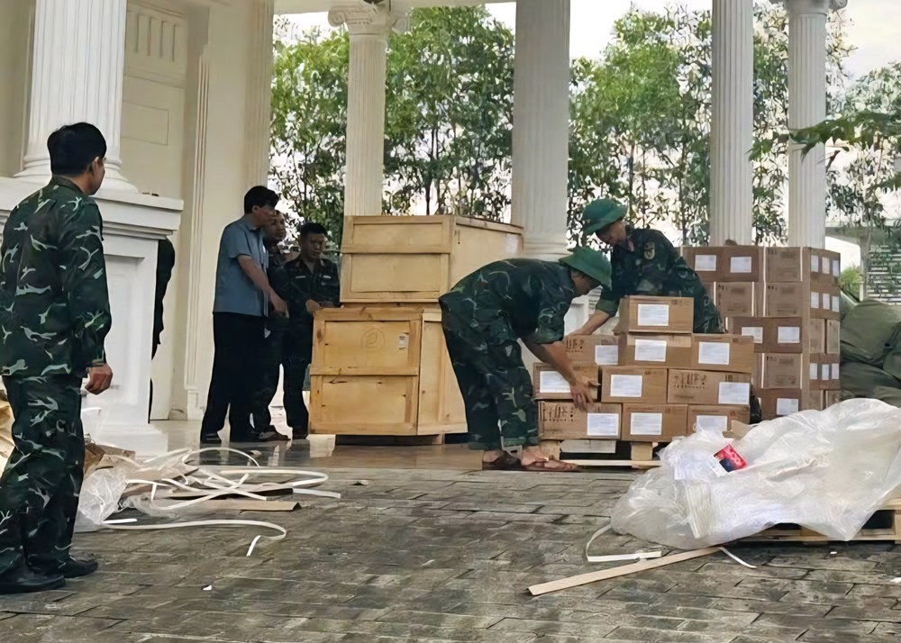 TP. Huế tiếp nhận lô hàng viện trợ của Nga giúp người dân bị ảnh hưởng mưa lũ - ảnh 2